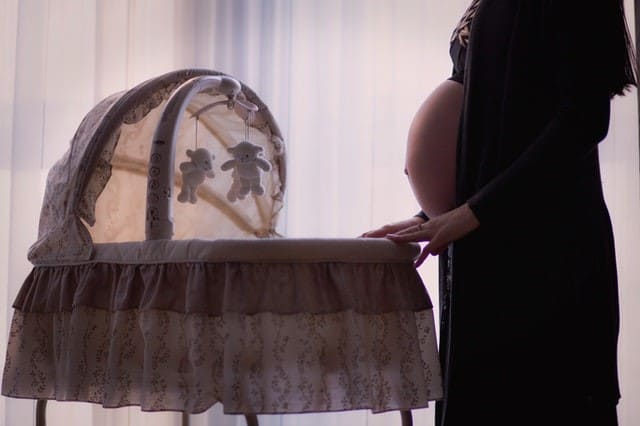 pregnant woman crib