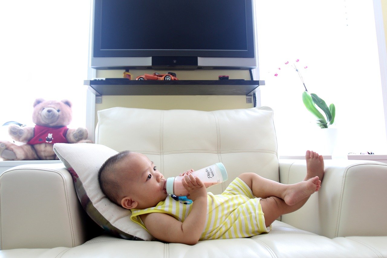  toddler drinking bottled formula