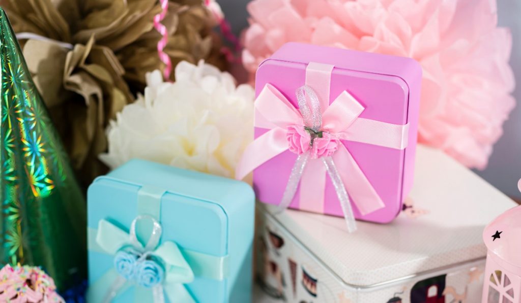 Do You Bring a Gift To a Gender Reveal Party? What to Know