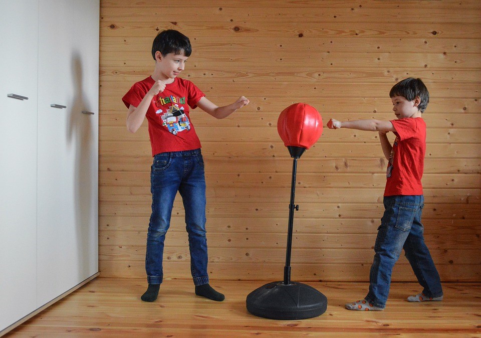 siblings red shirt