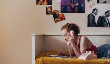 girl on the phone writing