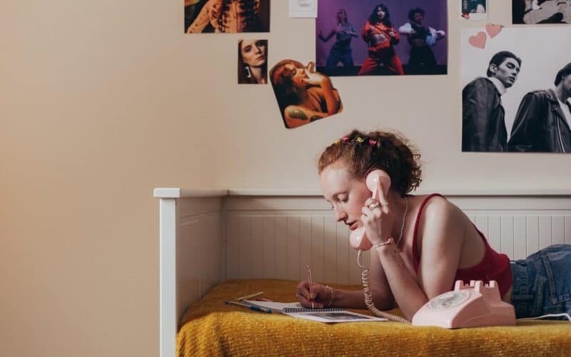 girl on the phone writing
