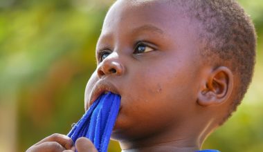 child chewing on his shirt