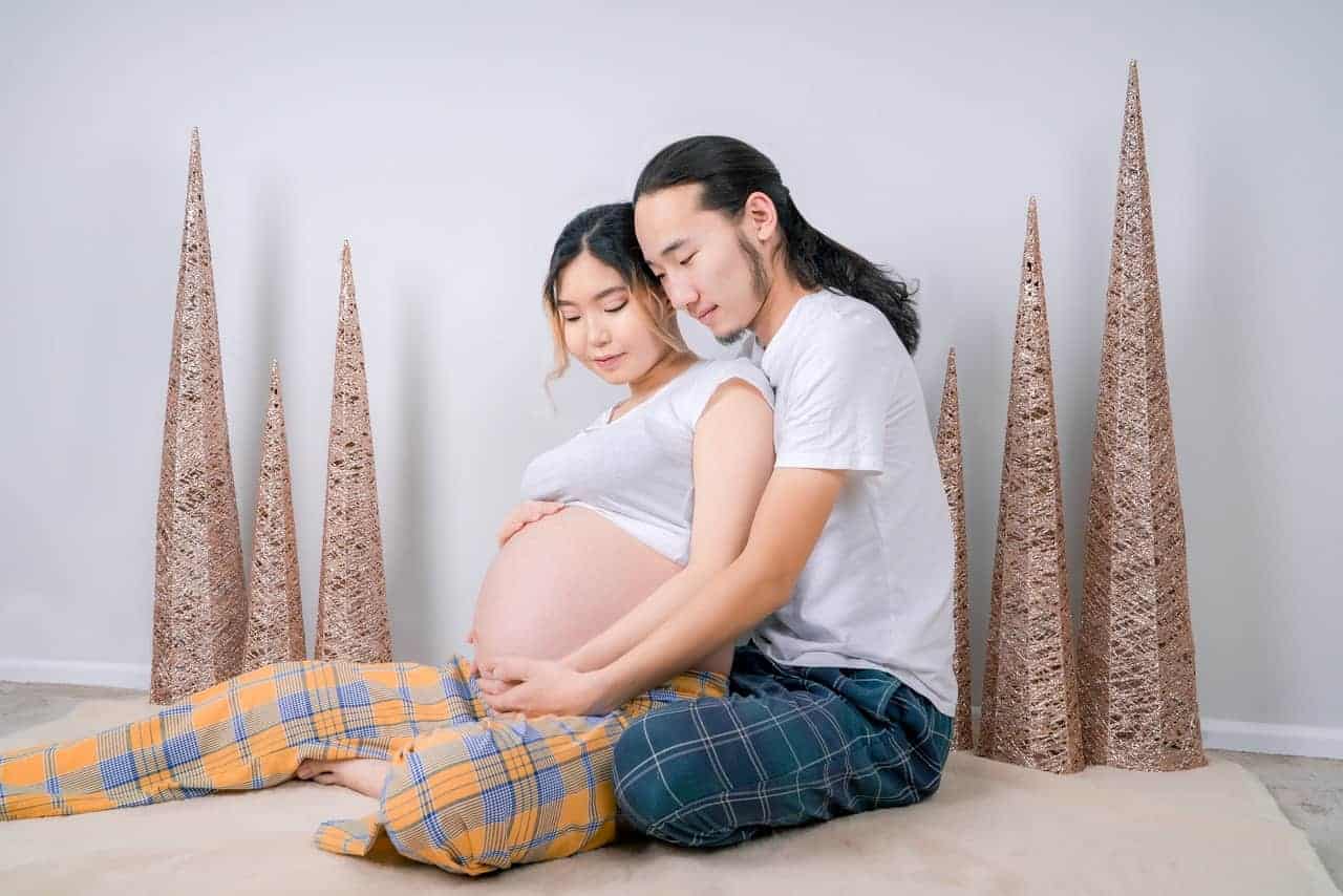 couple asian pregnant