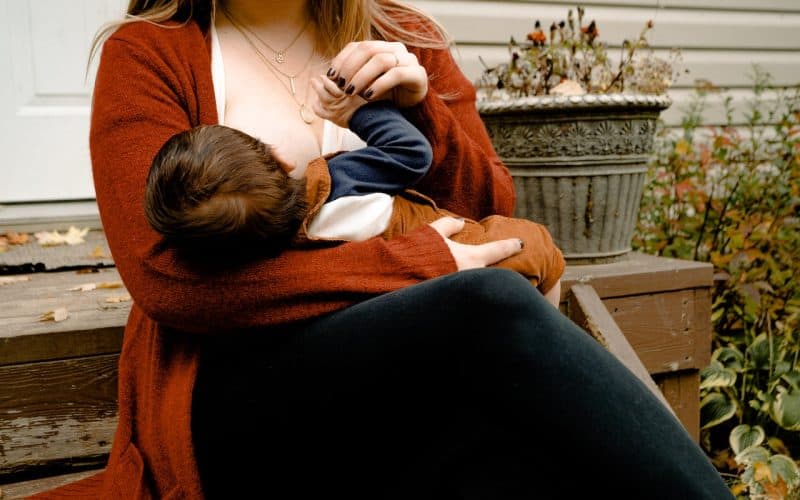 mom breastfeeding