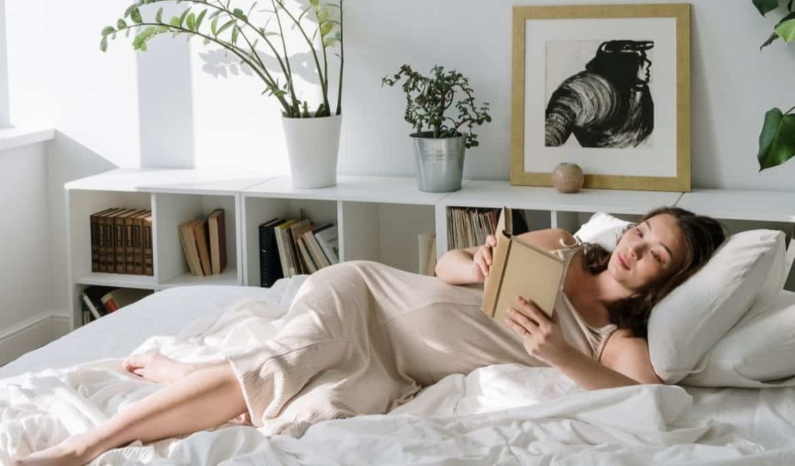 pregnant woman reading in bed