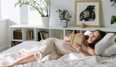 pregnant woman reading in bed