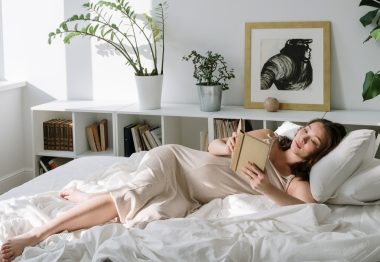 pregnant woman reading in bed