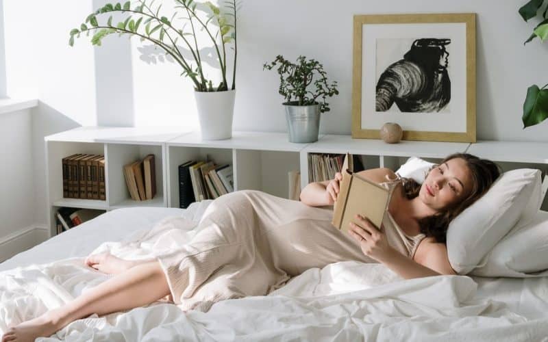 pregnant woman reading in bed
