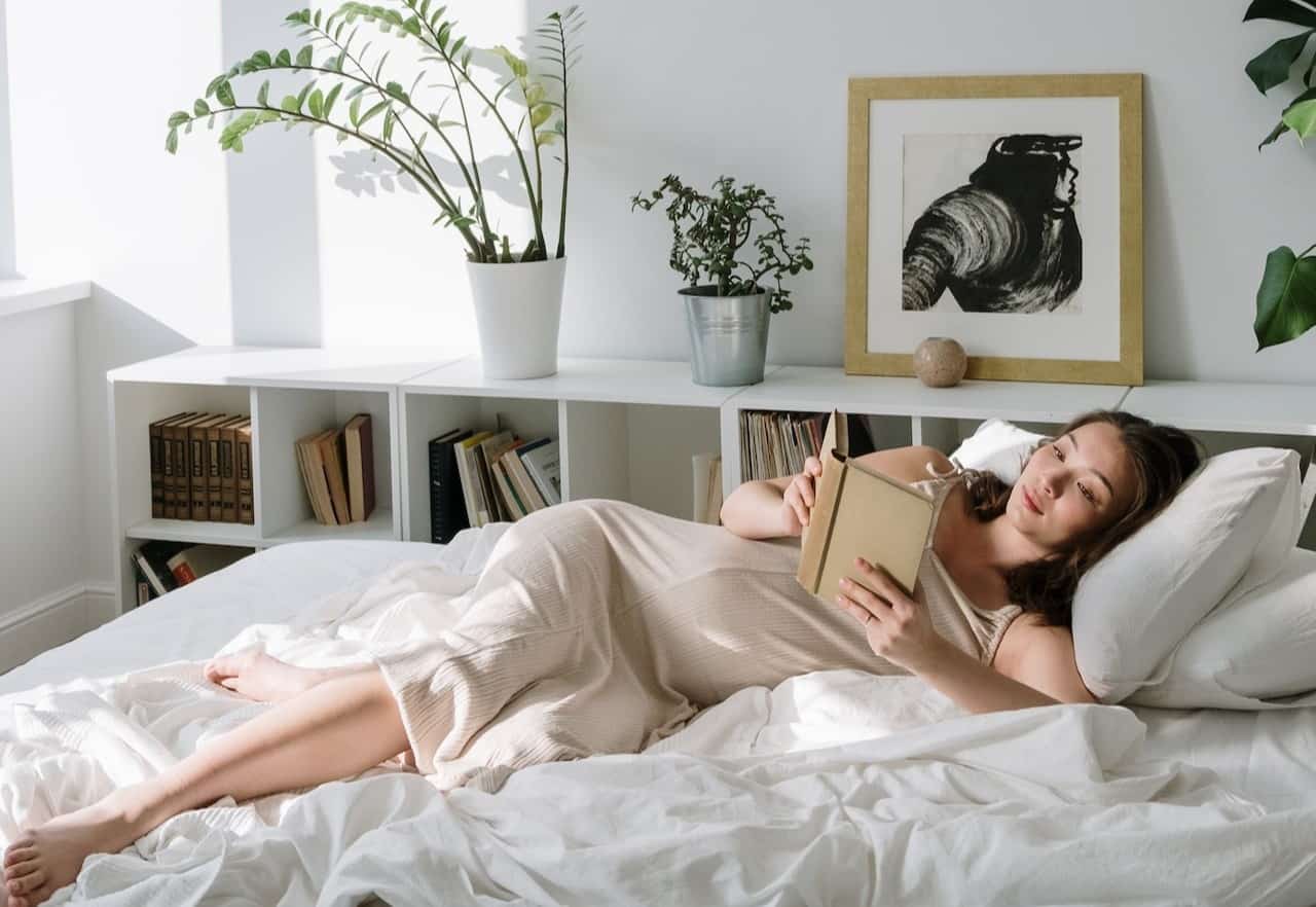 pregnant woman reading in bed