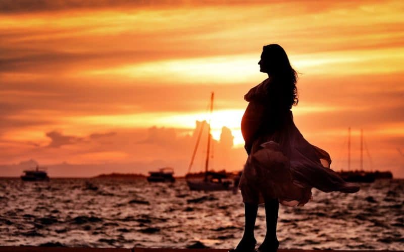 silhoutte of a pregnant woman