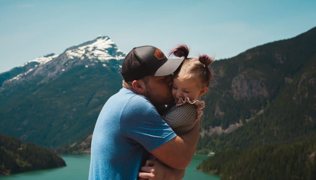 dad kissing daughter