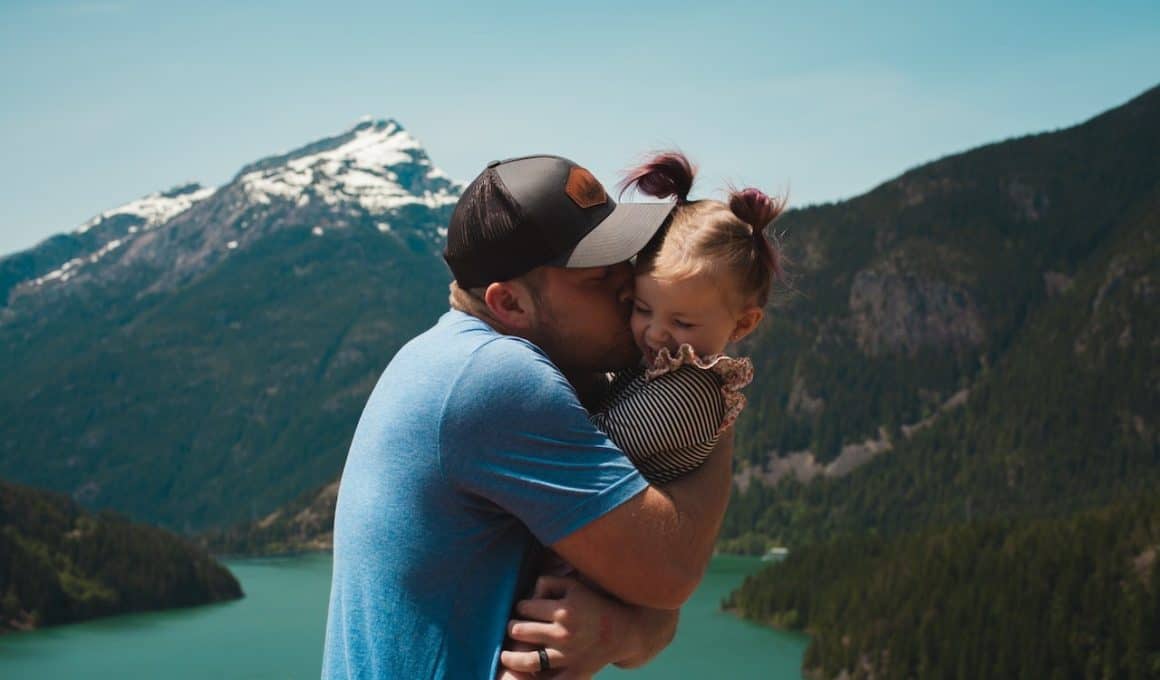 dad kissing daughter