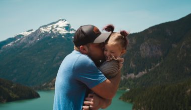 dad kissing daughter