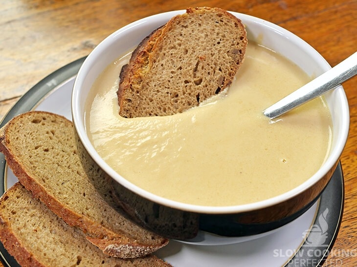 cauliflower-cheese-soup Creamy Cauliflower cheese soup served with sliced bread.