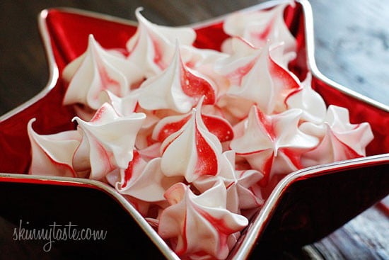 peppermint-meringues Bunch of Peppermint Meringues on star shape bowl