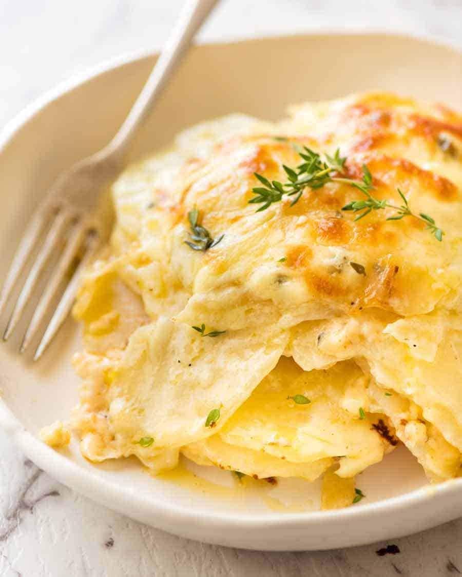 A serving of potatoes au gratin on a plate.