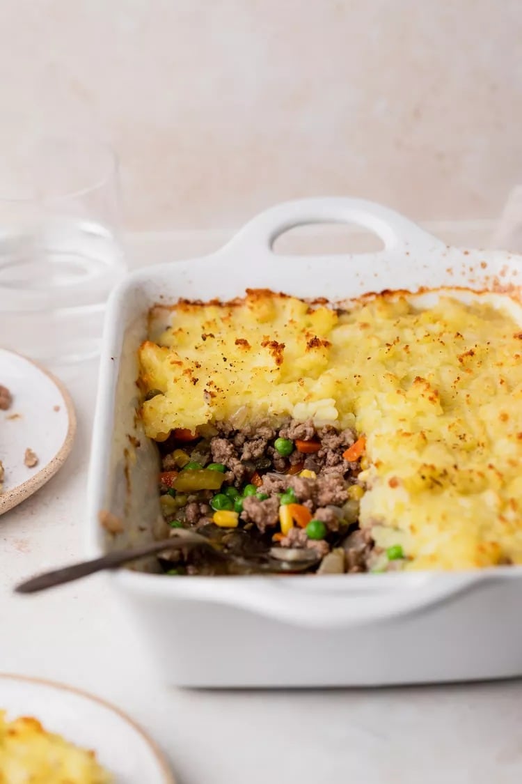 shepherds-pie-1 Shepherd’s Pie with ground beef, savory vegetables, topped with mashed potatoes filling on a white dish.