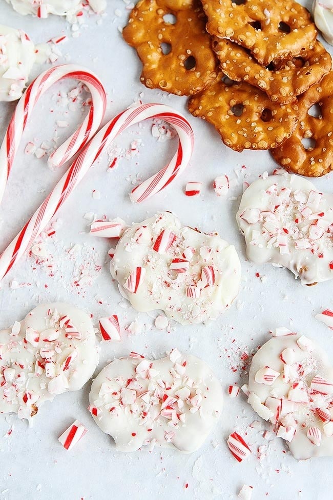 white-chocolate-peppermint-pretzels White Chocolate Peppermint Pretzels with candy cane on the side