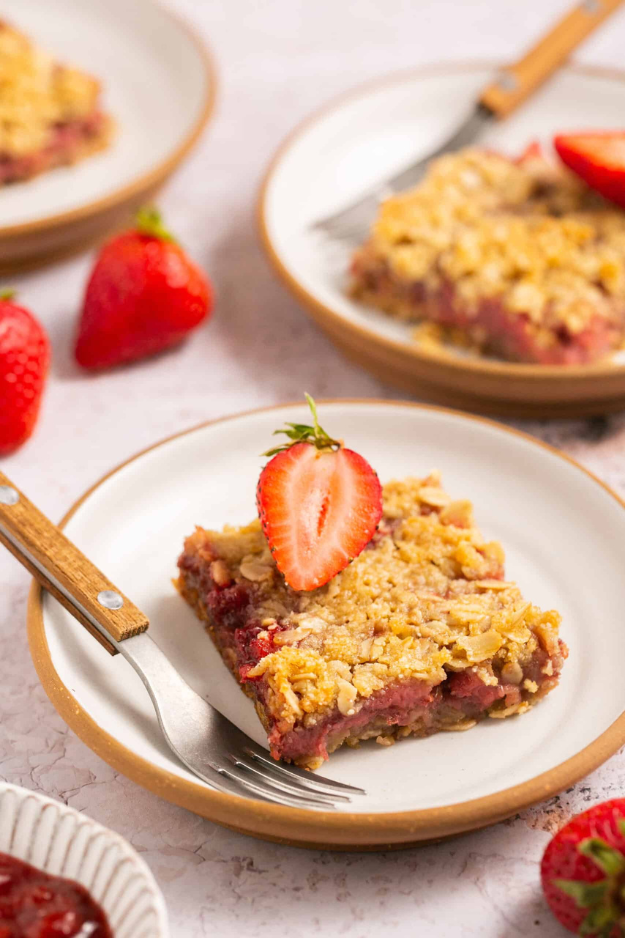 Healthy strawberry crumble bars (gluten-free)