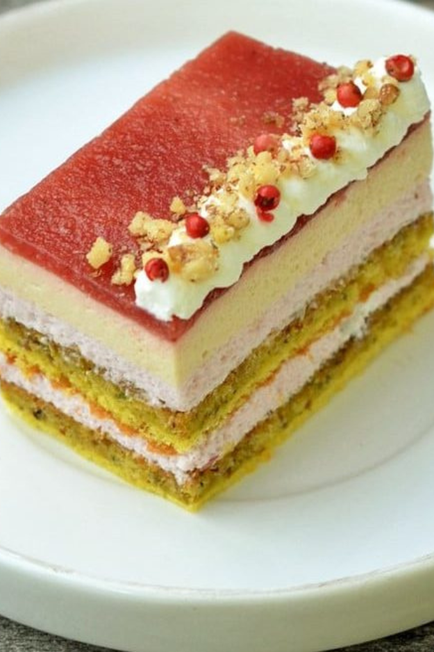 Pistachio strawberry cake (gluten-free)